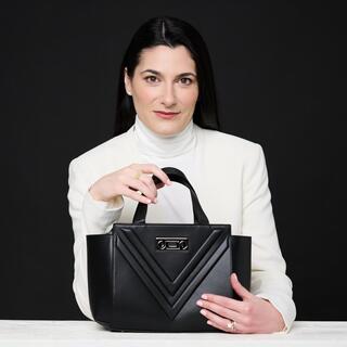Profilbild Roberta Tondini mit Handtasche