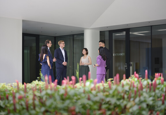 6 persons at the Swiss embassy